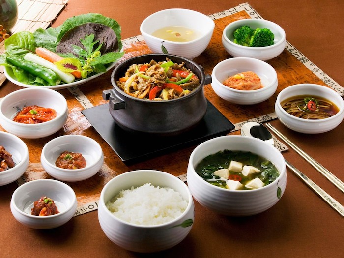 Các bữa cơm làm món Hàn Quốc đậm tình quê hương đất nước khách hàng là một điểm cộng to lớn giúp nhân viên có cơ nghiệp nghề nghiệp phát triển hơn